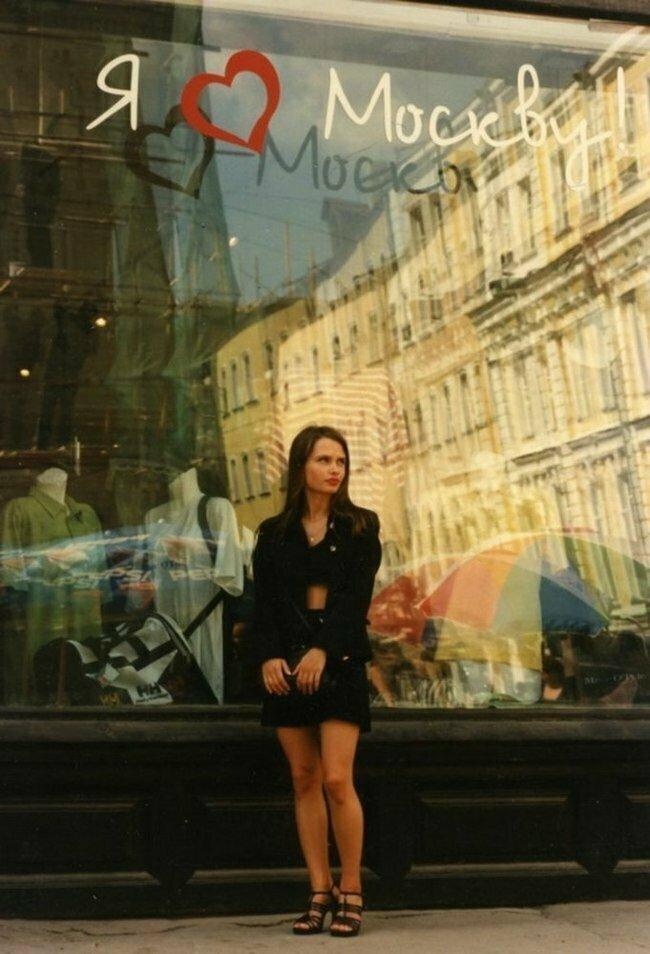 Meitene pie skatloga Maskava... Autors: Zibenzellis69 No skolniecēm līdz mīlestības priesterienēm. Kā meitenes izskatījās 90. gados