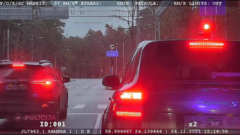 Trescarondien pēc pulksten... Autors: matilde Pārgalvīgs «Porsche» vadītājs Rīgā mēģina aizbēgt no policijas