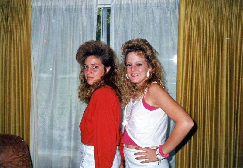 Sievietes 1980 gados lietoja... Autors: Zibenzellis69 Atrastās fotogrāfijas parāda 80. gadu jauno sieviešu modes stilus