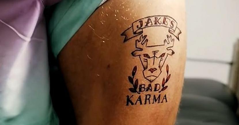 Tetovējumā attēlota stilizēta... Autors: matilde Mairis Briedis uz savas kājas uztetovē slavena «jūtūbera» vārdu