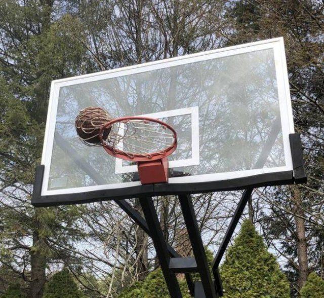 Iestrēgusi basketbola bumba Autors: Zibenzellis69 Interesantas līdzības un nejaušas sakritības (25 fotogrāfijas)