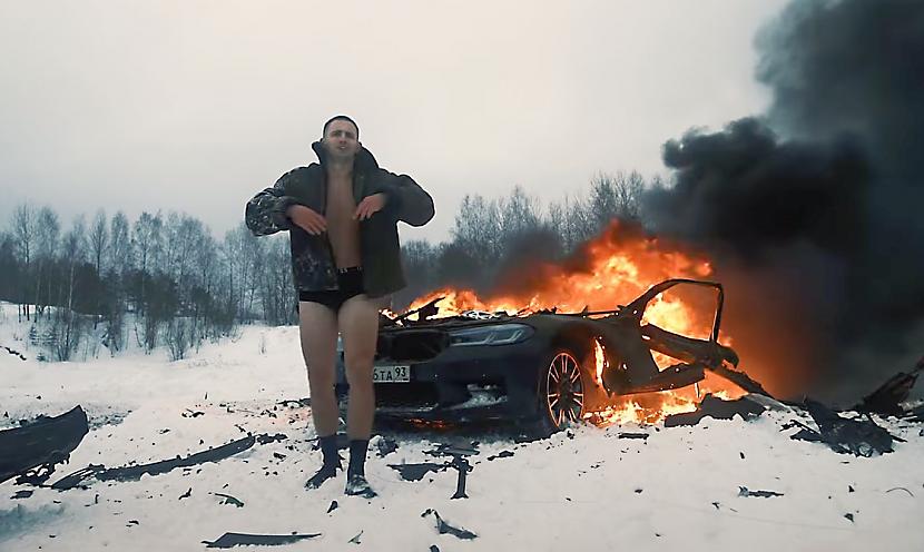 Kamēr ogles karstas jeb... Autors: matilde VIDEO ⟩ Popularitātes dēļ krievu blogeris iznīcina BMW automašīnu