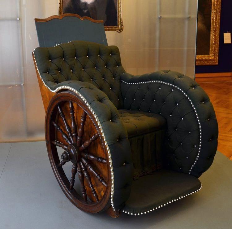 Ratiņkrēsls kas izgatavots... Autors: Zibenzellis69 17 senākie artefakti, kas paver noslēpumainības plīvuru un stāsta par pagātni