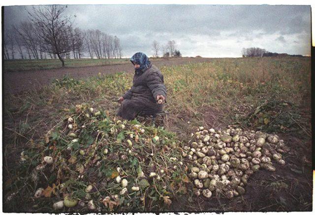 1992 gads ciema iedzīvotājs... Autors: Zibenzellis69 Pirmās Černobiļas fotogrāfijas pēc kodolkatastrofas, 1986. Gada 26. Aprīlis