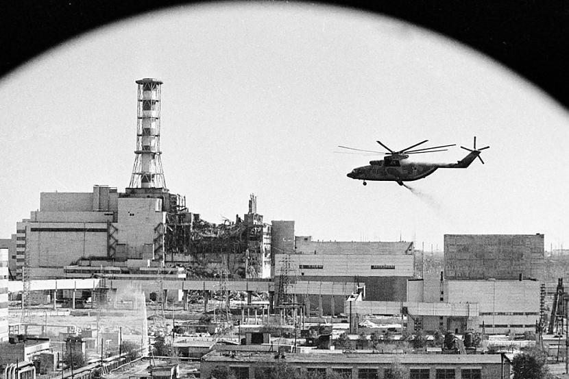 1986 gada maijs Helikopters... Autors: Zibenzellis69 Pirmās Černobiļas fotogrāfijas pēc kodolkatastrofas, 1986. Gada 26. Aprīlis