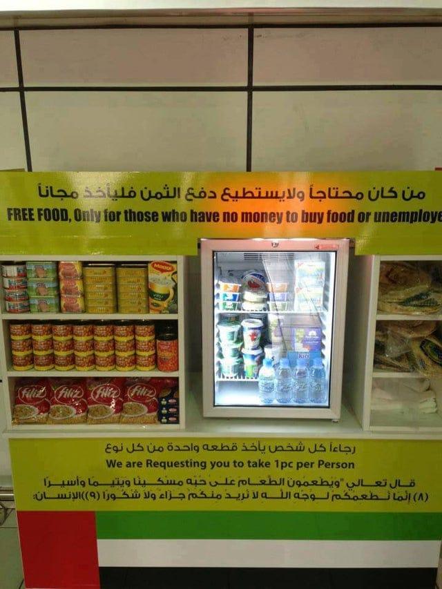 Uzņēmēji dod bezmaksas pārtiku... Autors: Zibenzellis69 14 fotogrāfijas no Dubaijas, tu sapratīsi, ka nevar aizliegt dzīvot skaisti