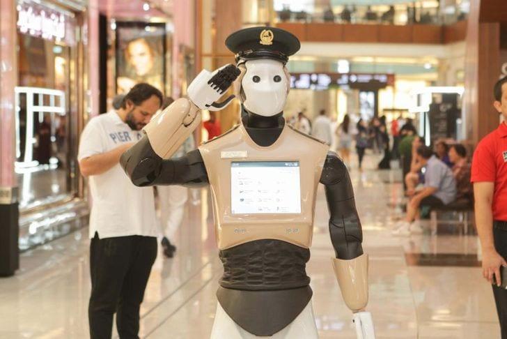 Robots policists kas dežurē... Autors: Zibenzellis69 14 fotogrāfijas no Dubaijas, tu sapratīsi, ka nevar aizliegt dzīvot skaisti