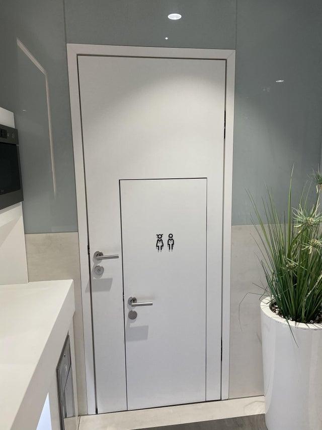 Scaronīs tualetes durvīs ir... Autors: Zibenzellis69 16 gadījumi, kad dizaineri nolēma rūpēties par bērniem, lūk, viņu idejas