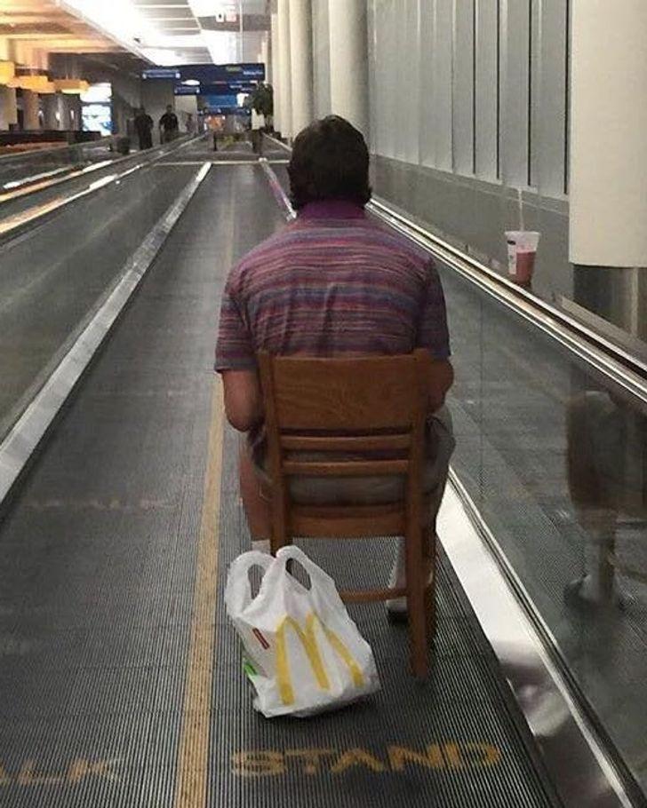 Cilvēks sēž lidostā un ķer... Autors: Lestets 16 situācijas, kas liks domāt, ka esi nokļuvis paralēlajā pasaulē