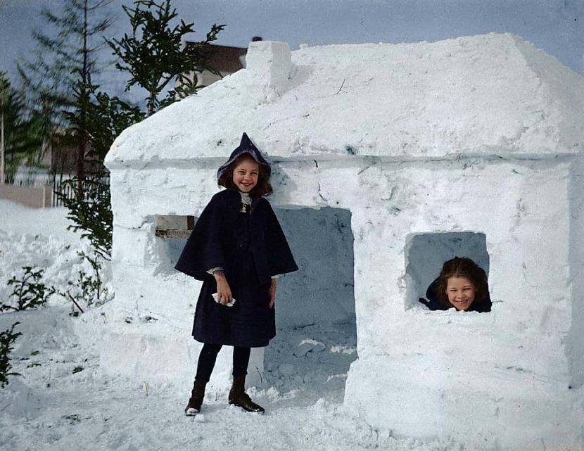 Meitenes pie uzbūvētā sniega... Autors: Lestets 26 iekrāsotas vēsturiskas fotogrāfijas, ko neieraudzīsi mācību grāmatās