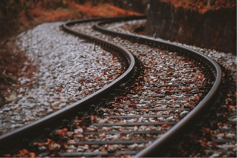 Kāpēc starp dzelzceļa sliedēm... Autors: The Diāna 12 atbildes uz mums visiem interesējošiem jautājumiem