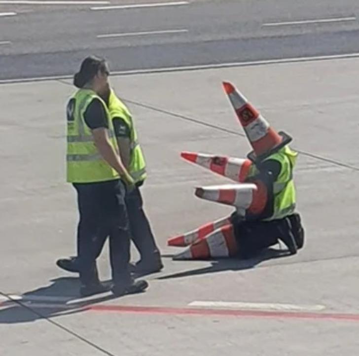 Prāgas lidostas darbinieki... Autors: Lestets 15 bildes, kas pierāda, ka dzīve ir nebeidzama komēdija