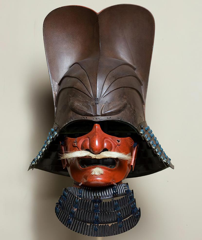 Ķivere ar sarkanu dzelzs masku... Autors: Zibenzellis69 20 pārsteidzoši vēsturiski artefakti, kas ir saglabājušies līdz mūsdienām