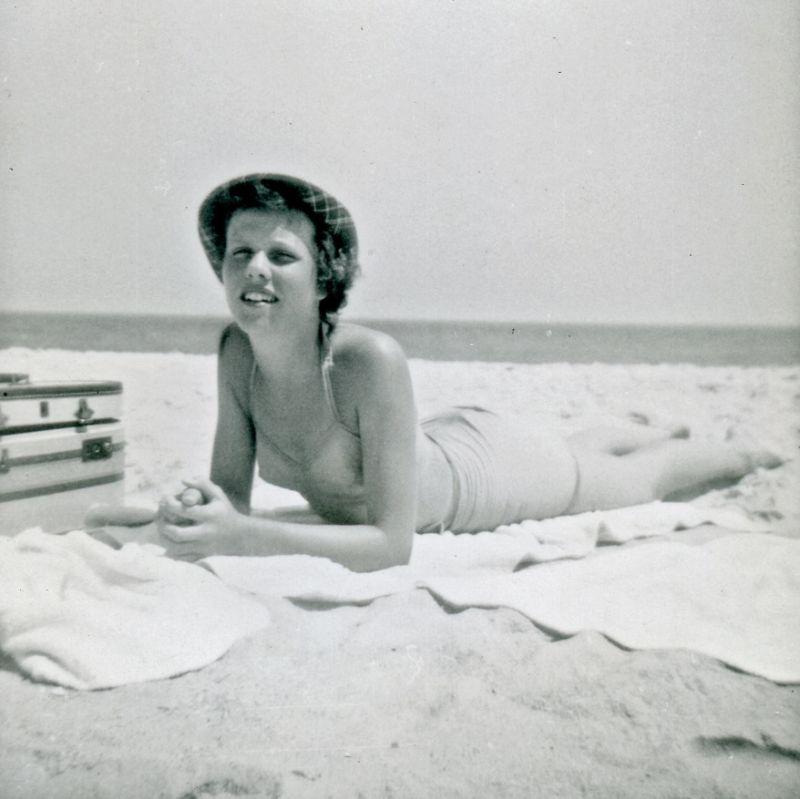  Autors: Zibenzellis69 Senlaicīgas fotogrāfijas, kurās redzamas 1950. gadu sievietes peldkostīmos