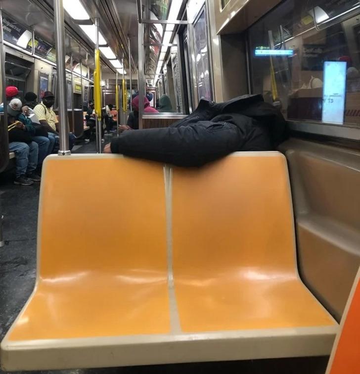 Metro pasažieris bez galvas ir... Autors: Lestets 23 fotogrāfijas, kas pārbaudīs tavu realitātes izjūtu
