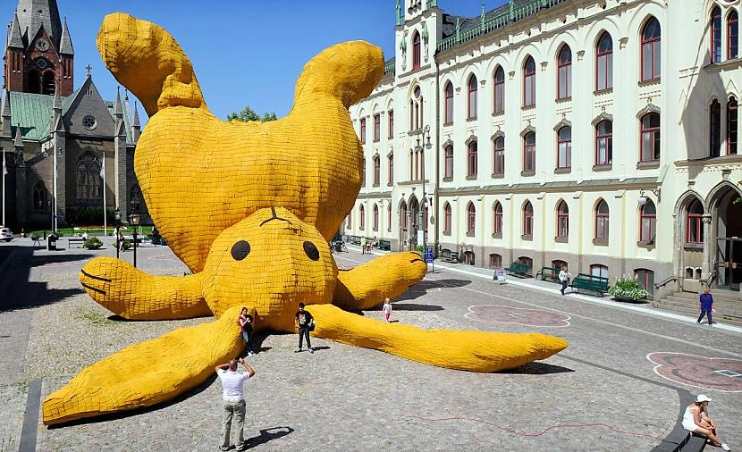 Milzīgs dzeltens trusis vienā... Autors: Zibenzellis69 15 pārsteidzoši milzīgi objekti,kas pat gariem cilvēkiem liek justies kā skudrām