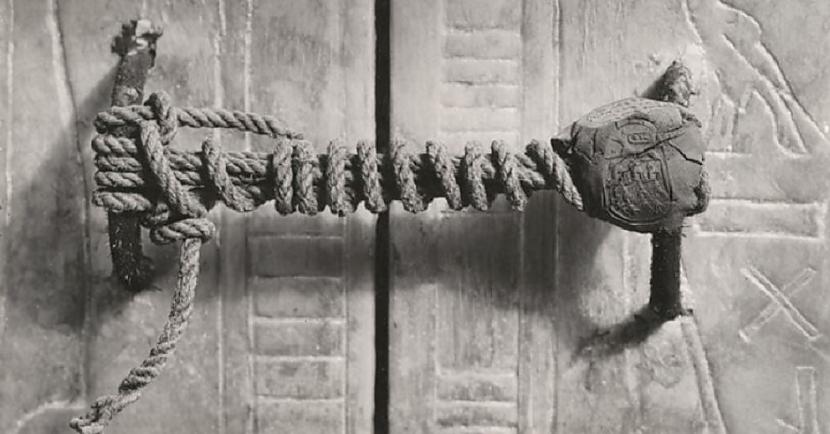 Tutanhamona kapeņu durvis 1922... Autors: Lestets 10 vēsturiskas fotogrāfijas, kas ir pelnījušas vietu vēstures grāmatās