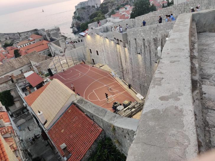 Basketbola laukums Dubrovnikos... Autors: Lestets 18 fotogrāfijas, ar kurām nevarēja nepadalīties