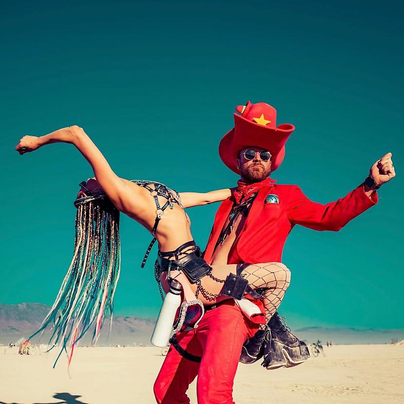 Ugunīgs pāris Autors: Zibenzellis69 Burning Man: Īpaši satriecoši tērpi, kas iespējams tevi varētu nedaudz pārsteigt