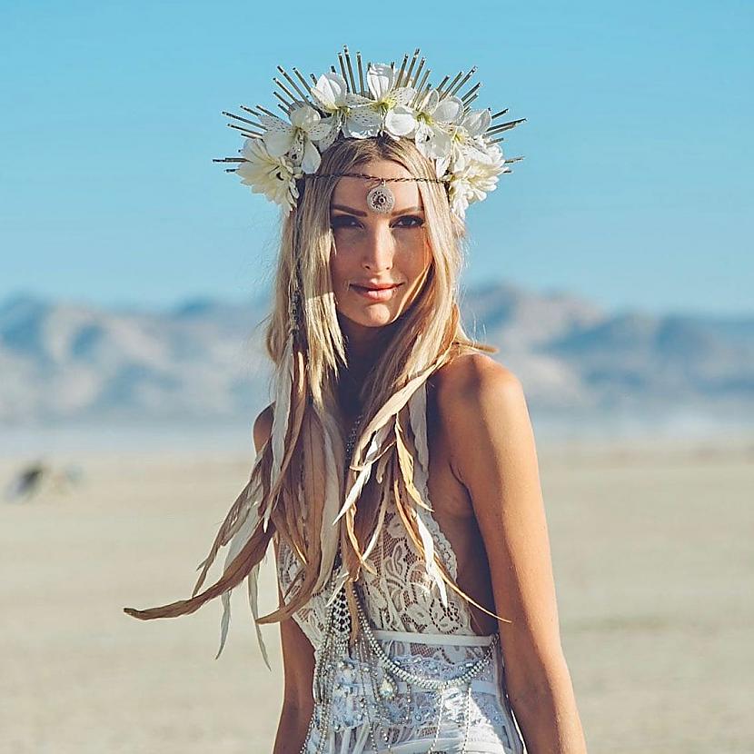 Lauku karalieneEs vienmēr... Autors: Zibenzellis69 Burning Man: Īpaši satriecoši tērpi, kas iespējams tevi varētu nedaudz pārsteigt