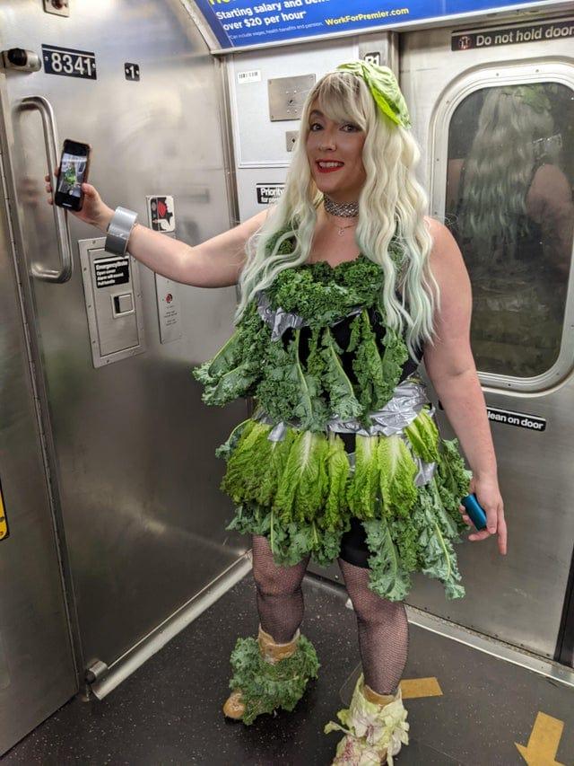 Lady Gaga gaļas kleitas... Autors: Zibenzellis69 Gadījumi, kad cilvēki metro satikās ar ļoti neparastiem un dīvainiem pasažieriem