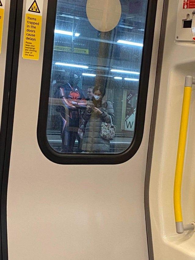 Jauna filma Zirnekļcilvēks... Autors: Zibenzellis69 Gadījumi, kad cilvēki metro satikās ar ļoti neparastiem un dīvainiem pasažieriem