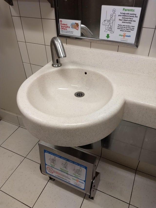 Scaronajā tualetē ir pakāpiens... Autors: Zibenzellis69 18 gadījumi, kad sabiedriskās vietās parādījās foršas lietas priekš bērniem