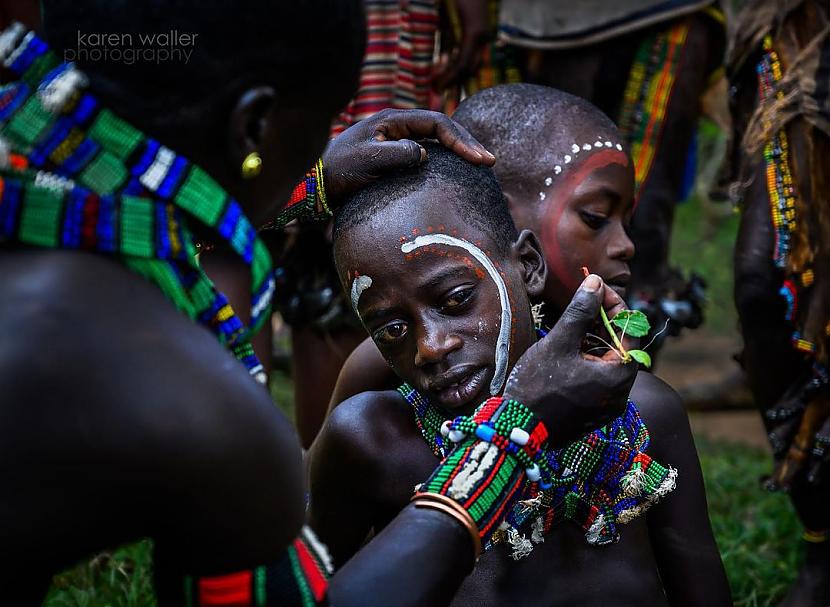 Zēns no vienas no Etiopijas... Autors: Zibenzellis69 13 pārsteidzošas Āfrikas cilšu tradīcijas, kas samulsinās civilizētu cilvēku