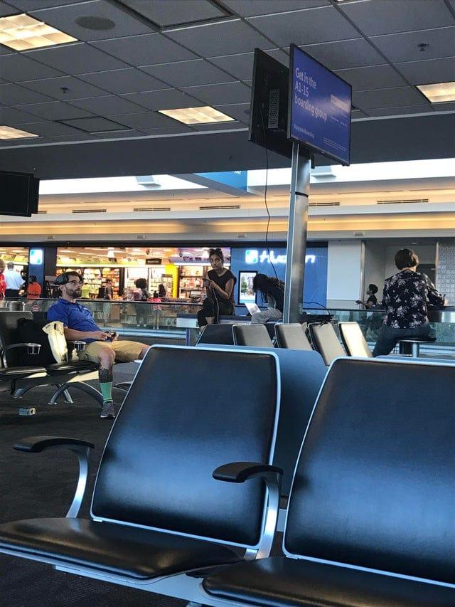 Scaronis puisis uzzināja ka... Autors: Zibenzellis69 17 kadri, kas parāda, ka gaidīšana lidostā dažkārt mēdz būt aizraujoša