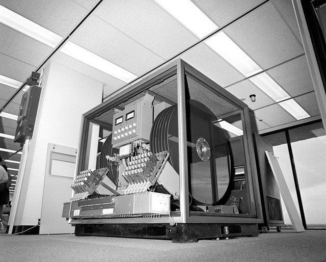 Fermilab cietais disks 1973... Autors: Zibenzellis69 Pagātnes attēli, kas apliecina, ka cilvēces vēsture ir nebeidzami pārsteidzoša