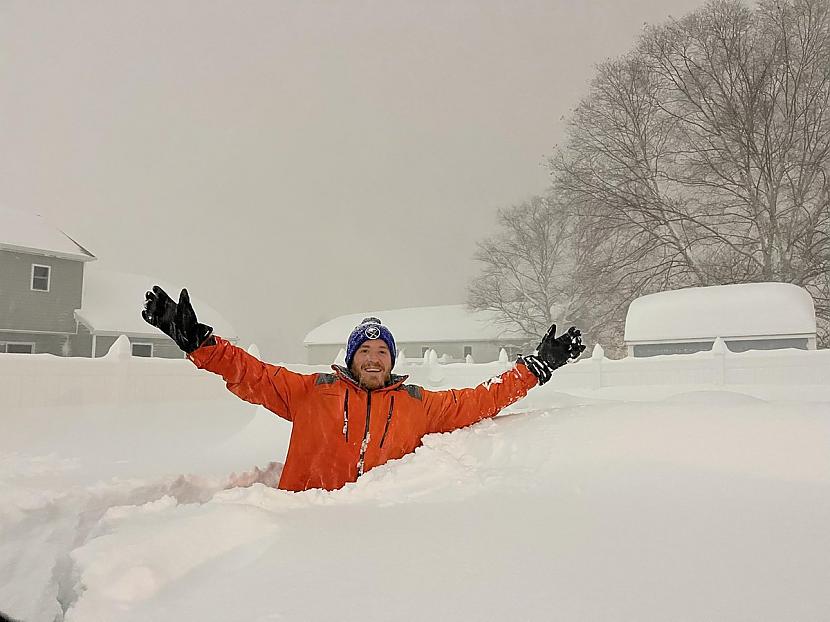 quotTraks sniega dziļumsquot Autors: Zibenzellis69 Ņujorkā ir liels sniega daudzums, un cilvēki izklaidējas,uzņemot unikālus kadrus