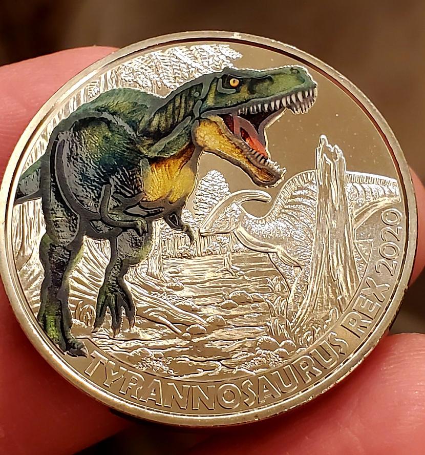 Trīs eiro ar dinozaura... Autors: Zibenzellis69 16 monētas un banknotes,kuras pelnīti var uzskatīt par neparastāko naudu pasaulē