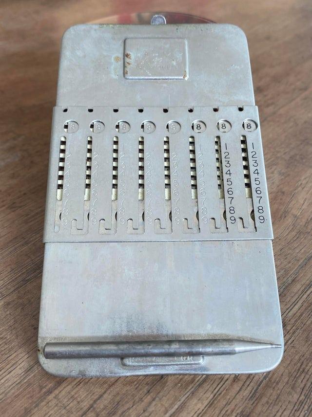 40 gadu kalkulators kas pieder... Autors: Zibenzellis69 17 interesanti un forši pagātnes priekšmeti, kas kļuvuši par īstu dāvanu