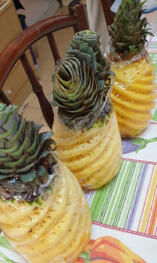 Figurēti mizoti ananāsi Autors: Zibenzellis69 17 augļi, ogas un citi ēdieni, kas bez mizas izskatās ļoti atšķirīgi