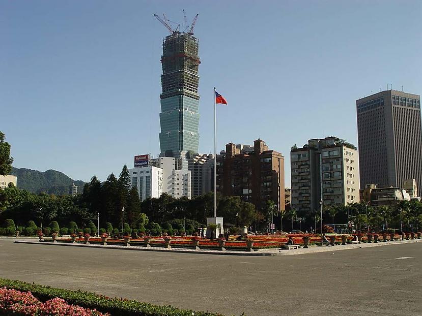 Taipei 101 TaivānaTā bija... Autors: Lestets Fotogrāfijas, kurās redzami vēl nepabeigti pasaulslaveni apskates objekti