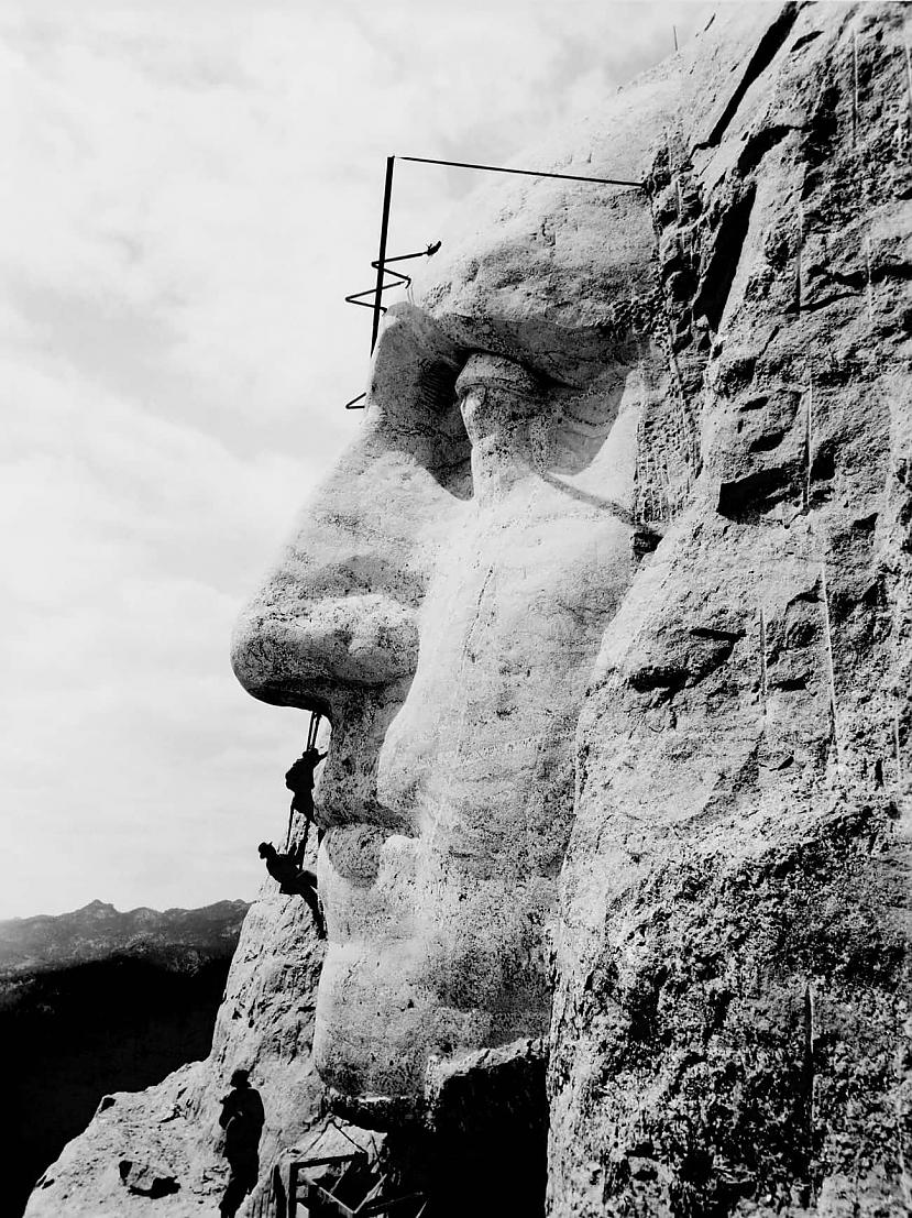 Rasmora kalns Dienviddakota... Autors: Lestets Fotogrāfijas, kurās redzami vēl nepabeigti pasaulslaveni apskates objekti