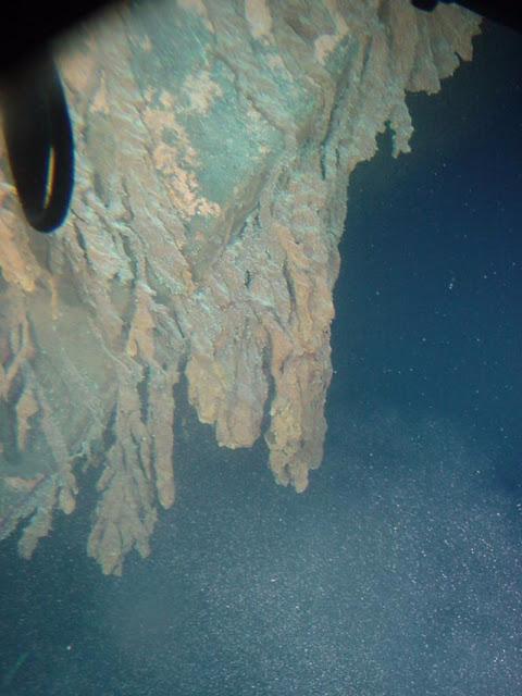 Rūsas stalaktīti kas aug no... Autors: Lestets 27 iespaidīgas «Titānika» fotogrāfijas no laika, kad to atrada 1985.gadā
