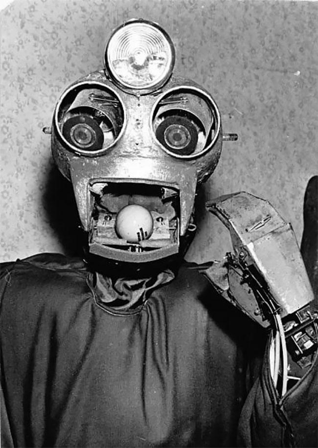Apdomājot scaronīs robotu... Autors: Zibenzellis69 Austriešu inženieris, kurš 1950. gados radīja mājkalpotāju - robotu