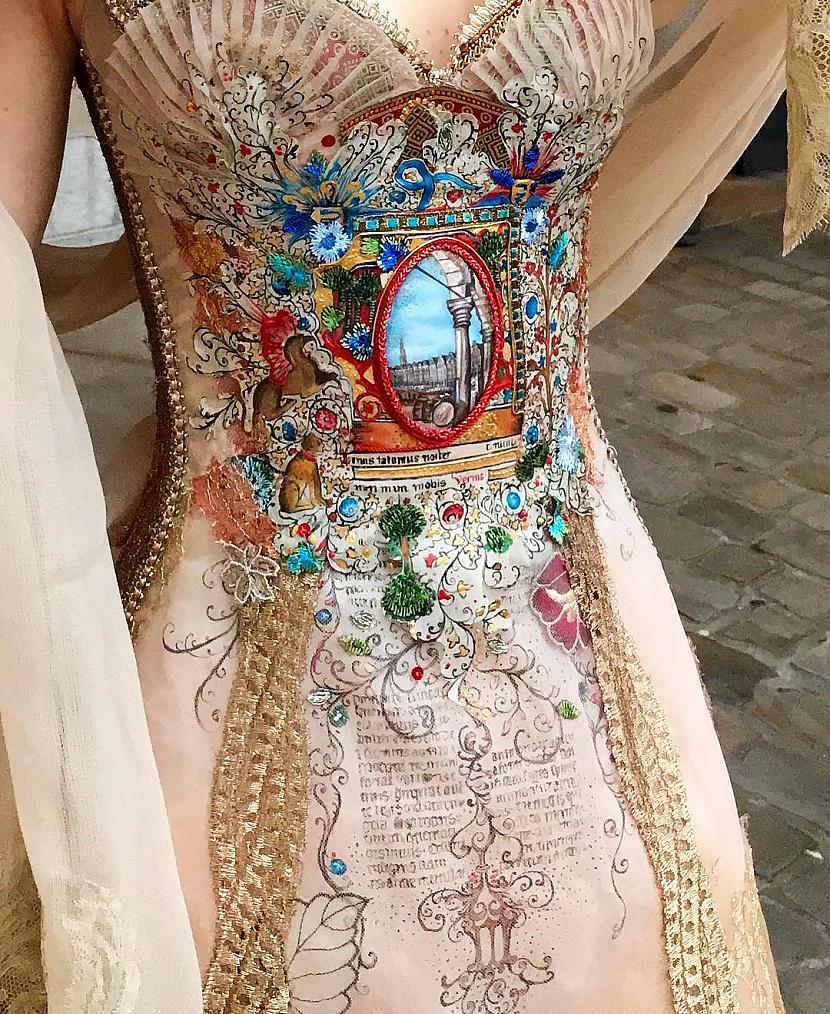 Apskatiet scarono Instagram... Autors: Zibenzellis69 Francūziete rada oriģinālas kleitas, kurās jebkura meitene jutīsies kā pasakā