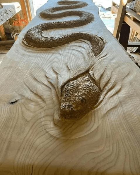 Koka galds ar čūskuTas ir ļoti... Autors: Zibenzellis69 Dīvainais dizains: autori darbā iegulda tik daudz radošuma, ka nedaudz pārcentās