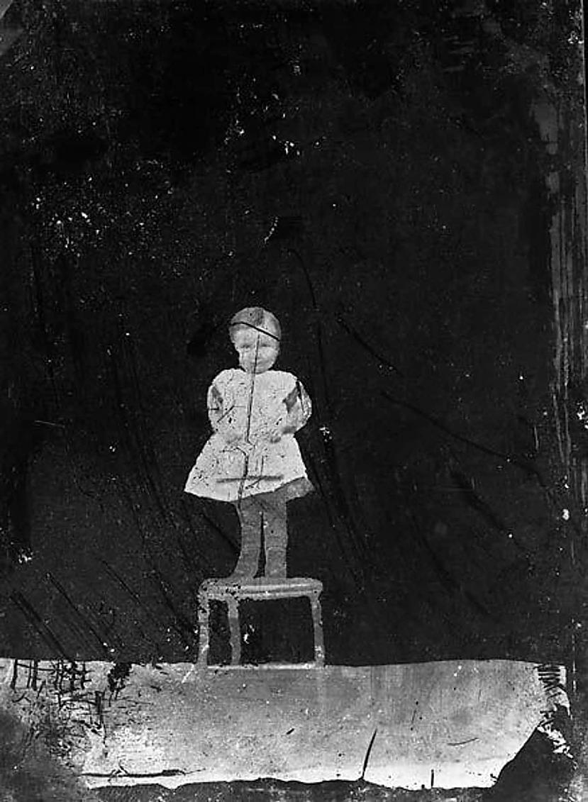 Bērns kas stāv uz krēsla ap... Autors: Lestets 17 dīvainas, mazliet biedējošas vēsturiskas fotogrāfijas