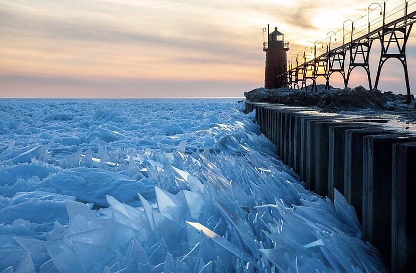  ledus lauskas uz... Autors: Zibenzellis69 Dabas parādību piemēri, kas var nobiedēt daudz vairāk nekā nāvējošākās radības