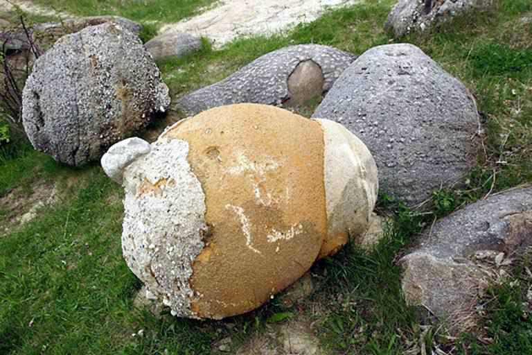 Saskaņā ar teoriju trovanti ir... Autors: Lestets Rumānijas noslēpumainie akmeņi aug un pārvietojas paši