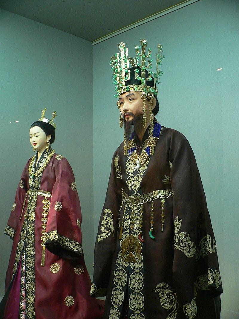 Tika izgatavots Korejas... Autors: Zibenzellis69 Kādi izskatās 17 leģendārie kroņi, kas rotāja pagātnes lielo valdnieku galvas