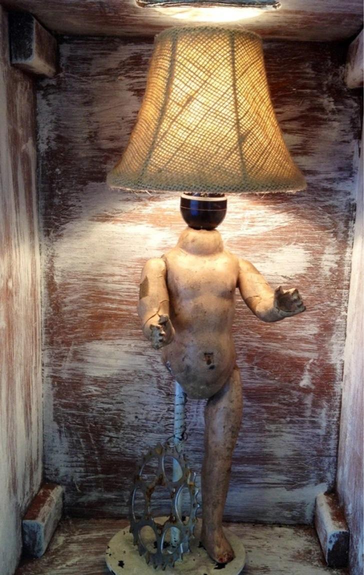 Scarono lampu vajadzētu... Autors: Lestets 17 dīvainas lietas, ko cilvēki atrada izpārdošanā