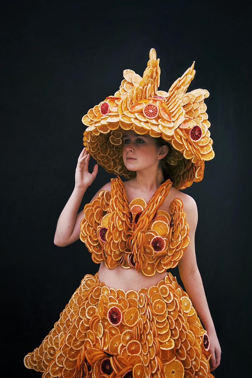 Sulīgs citrusu tērps Autors: Zibenzellis69 17 tērpi, ko no dabīgiem materiāliem izgatavoja Brazīlijas māksliniece Melissa