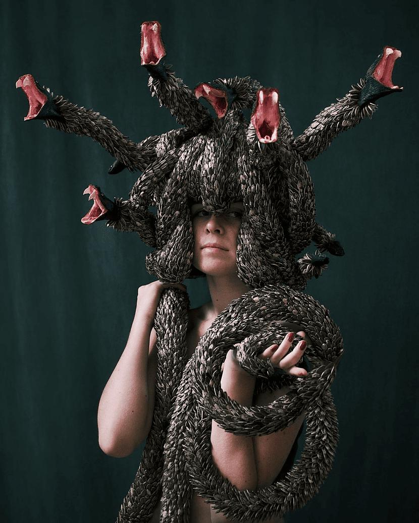 Medūza... Autors: Zibenzellis69 17 tērpi, ko no dabīgiem materiāliem izgatavoja Brazīlijas māksliniece Melissa