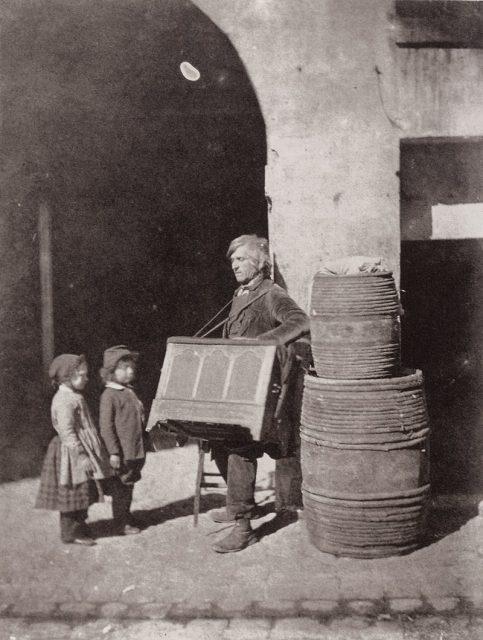 Mucu ērģeļu atskaņotājs ar... Autors: Lestets Retas 1850-to gadu fotogrāfijas