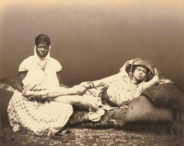 Mauru sieviete ar savu kalponi Autors: Lestets Retas 1850-to gadu fotogrāfijas