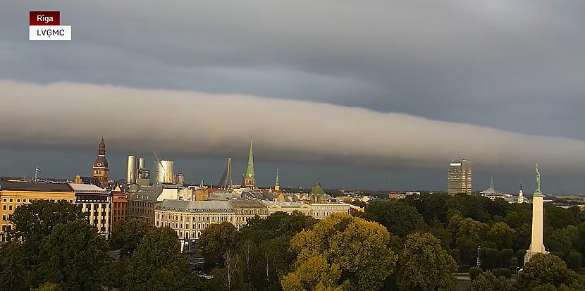 Videoklipā ir redzams ruļļa... Autors: matilde VIDEO ⟩ Virs Rīgas manīts iespaidīgs ruļļa mākonis